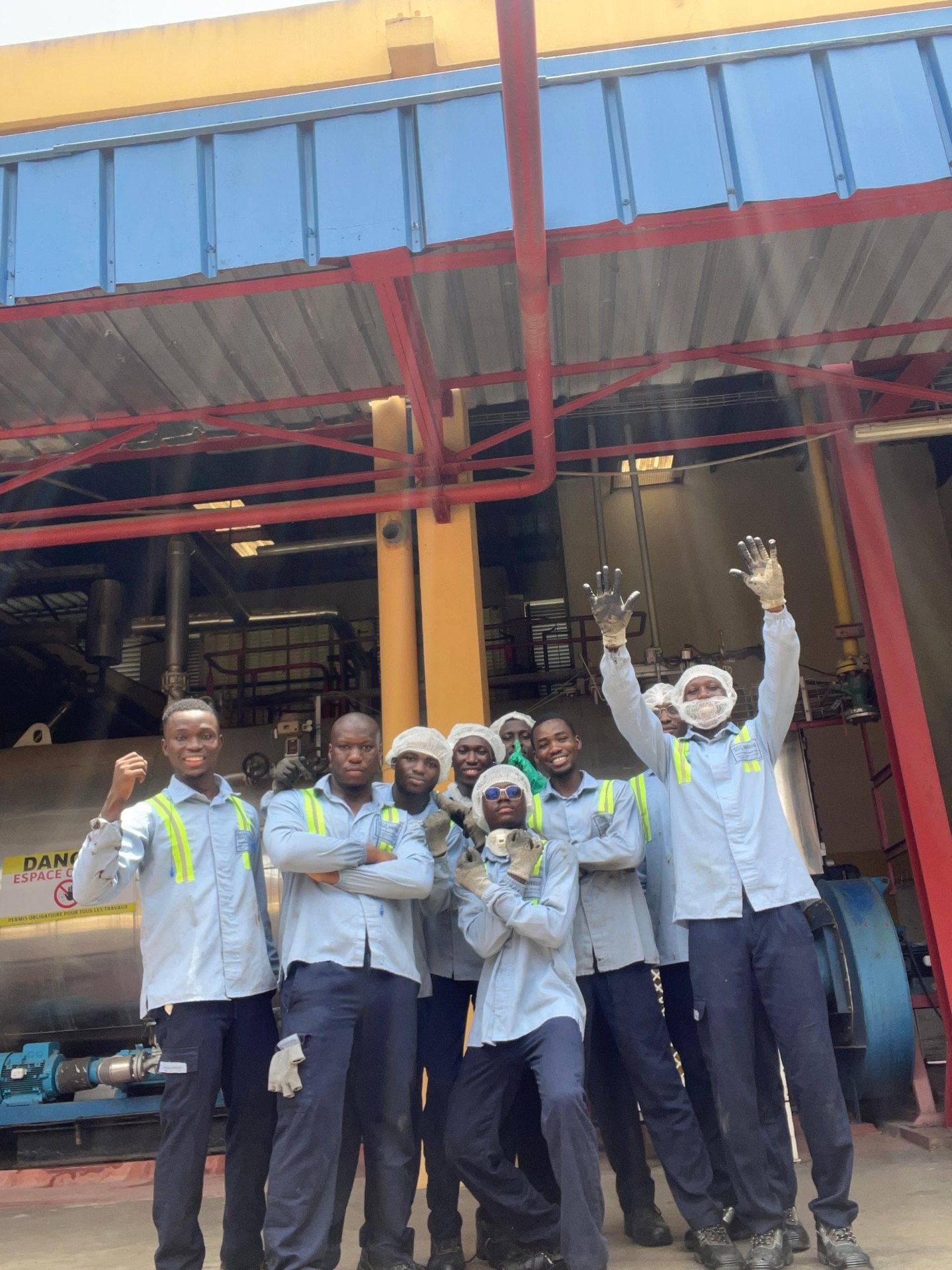 Équipe de jeunes professionnels sur un site industriel